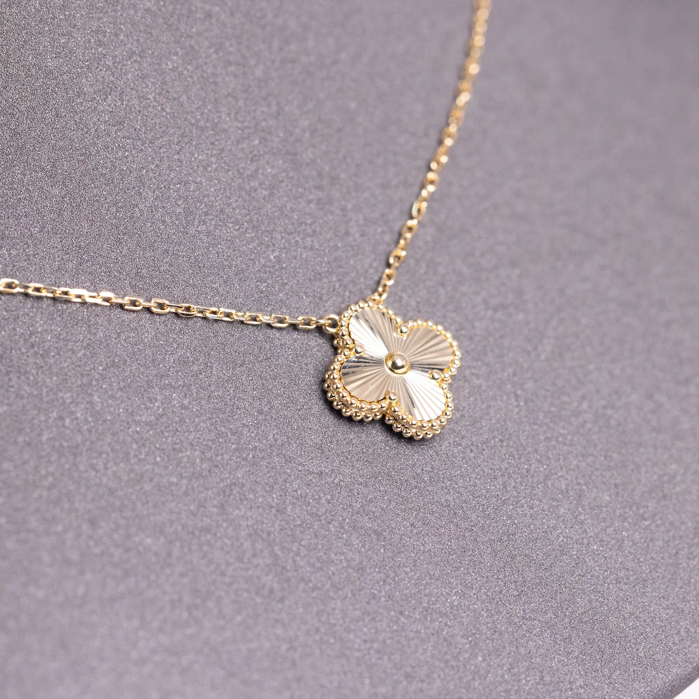 Van Cleef & Arpels Vintage Alhambra Pendant 18K Yellow Gold - Image 3