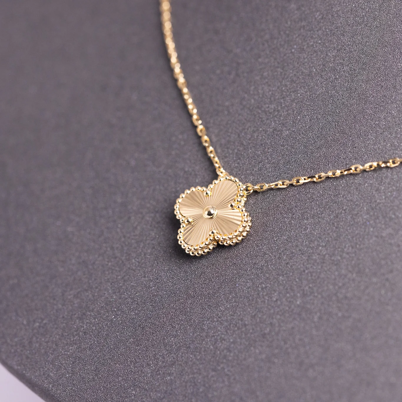 Van Cleef & Arpels Vintage Alhambra Pendant 18K Yellow Gold - Image 4