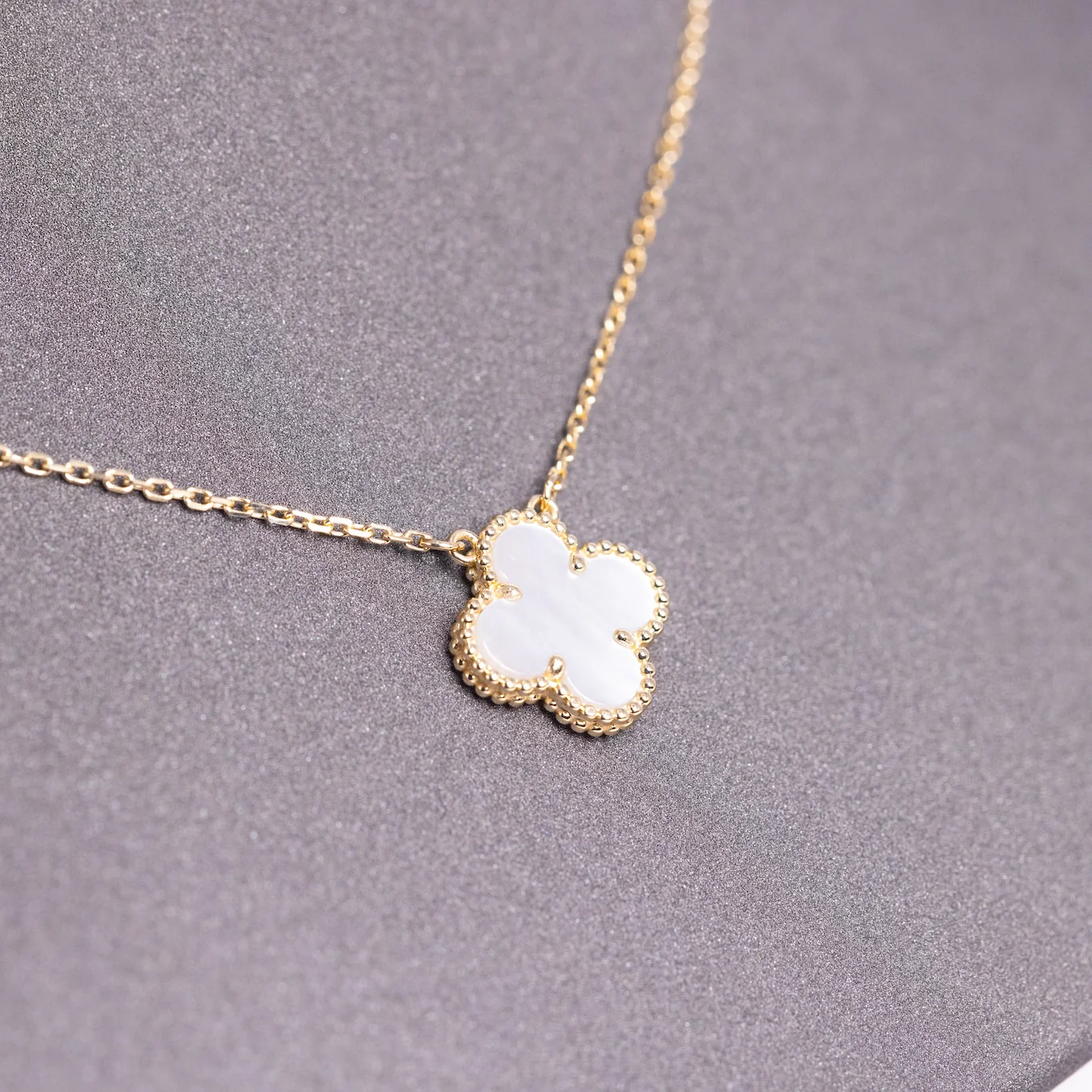 Van Cleef & Arpels Vintage Alhambra Pendant Mother-Of-Pearl 18K Yellow Gold - Image 3