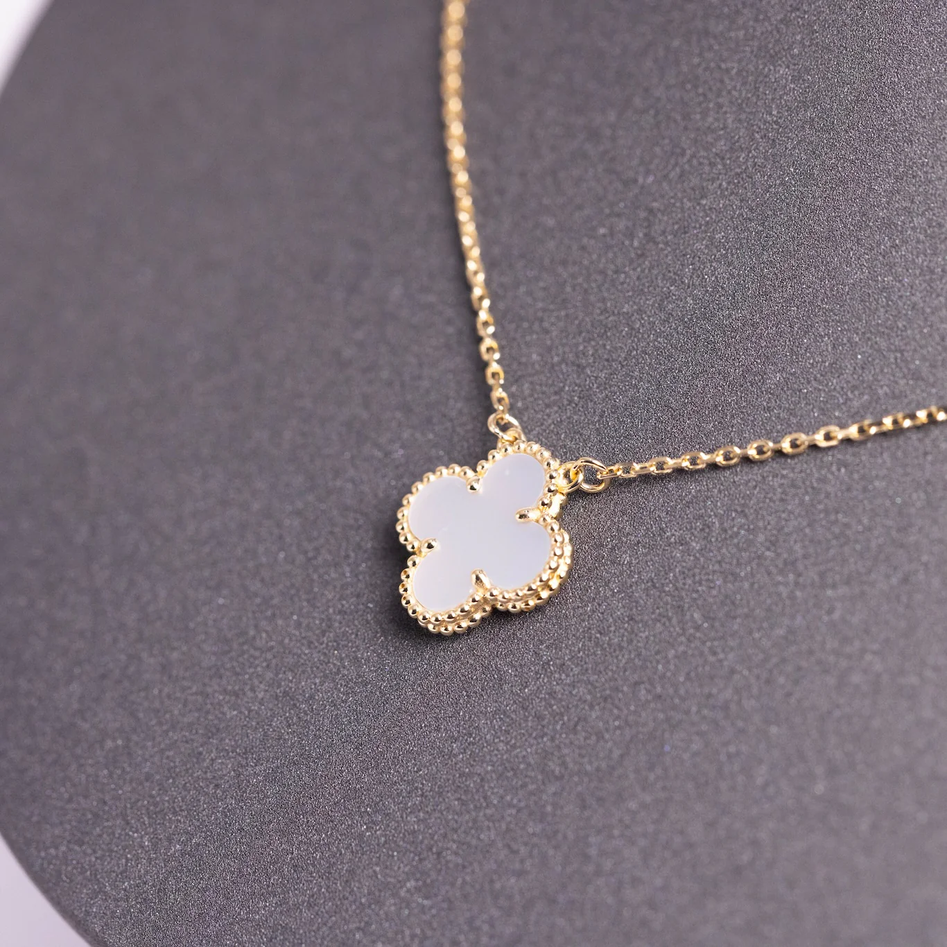 Van Cleef & Arpels Vintage Alhambra Pendant Mother-Of-Pearl 18K Yellow Gold - Image 4