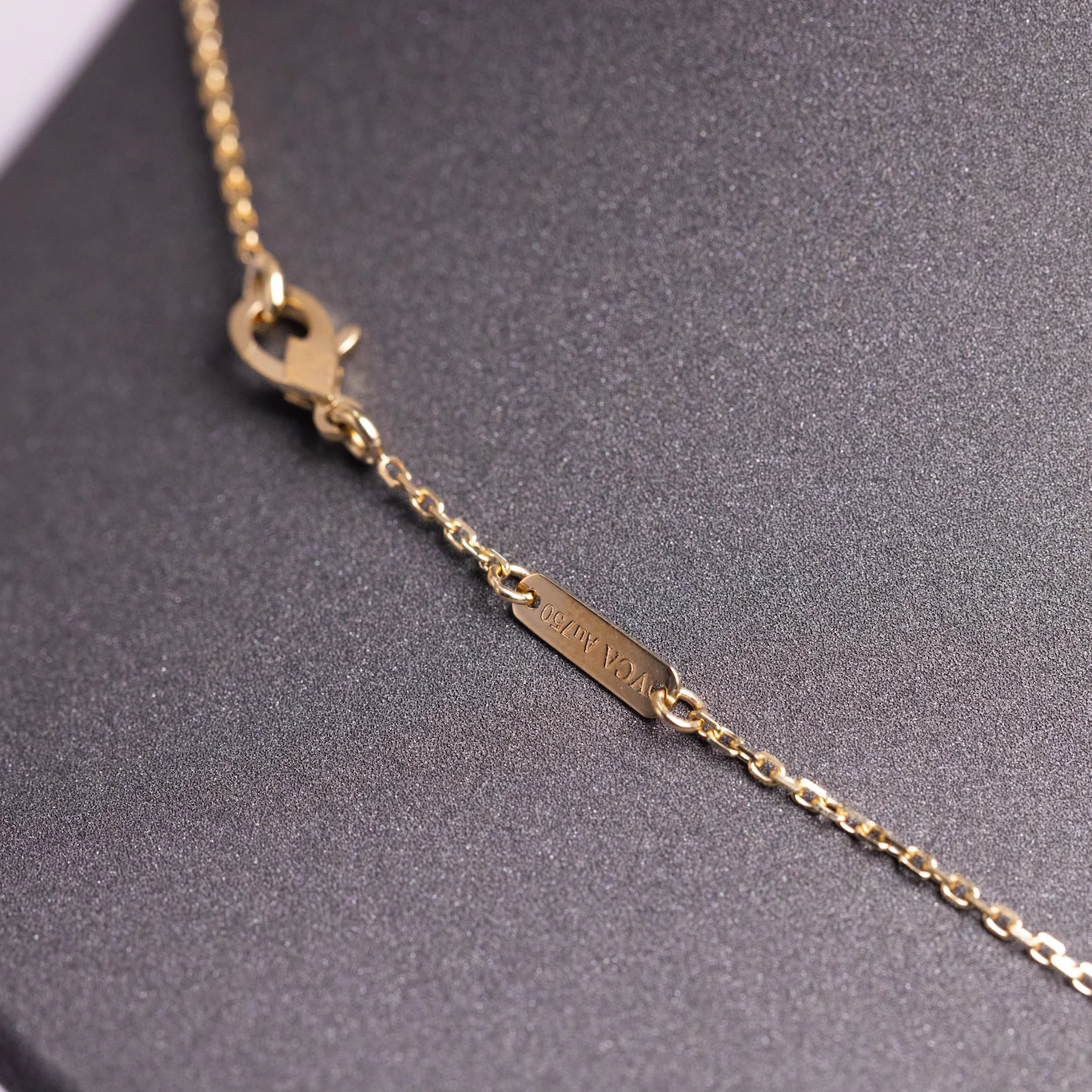 Van Cleef & Arpels Vintage Alhambra Pendant Mother-Of-Pearl 18K Yellow Gold - Image 5