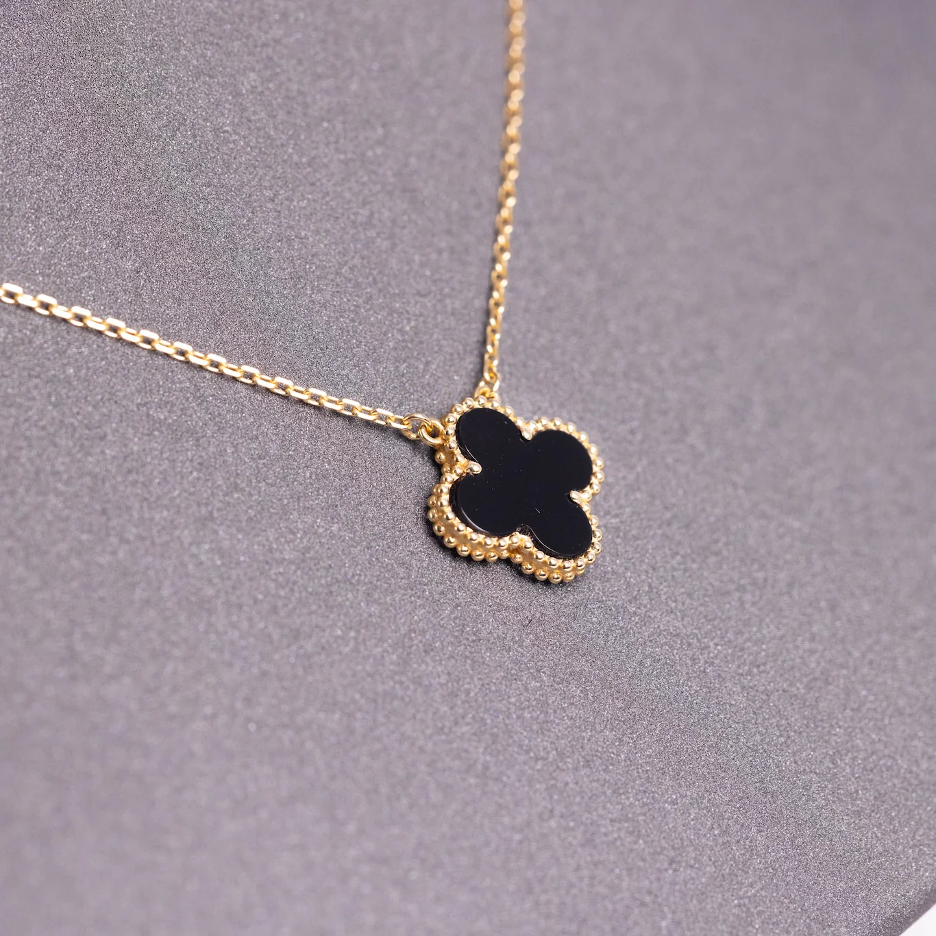 Van Cleef & Arpels Vintage Alhambra Pendant Onyx 18K Yellow Gold - Image 3