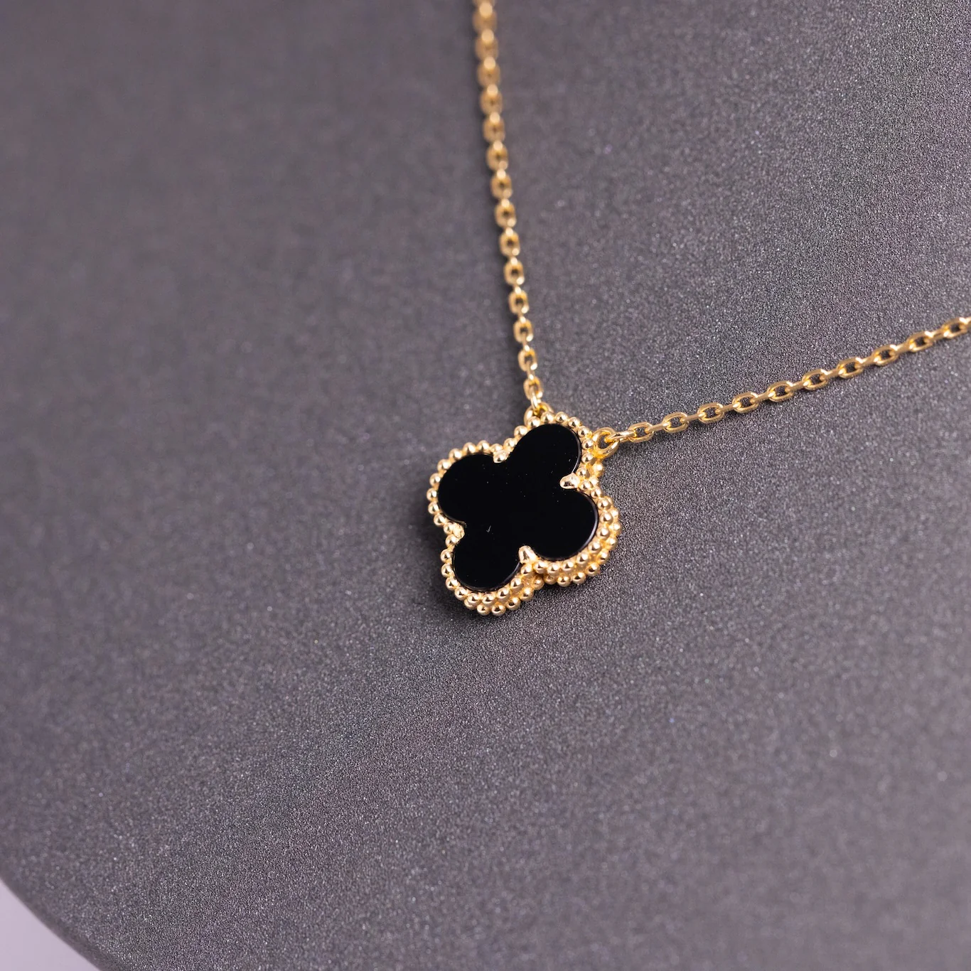 Van Cleef & Arpels Vintage Alhambra Pendant Onyx 18K Yellow Gold - Image 4