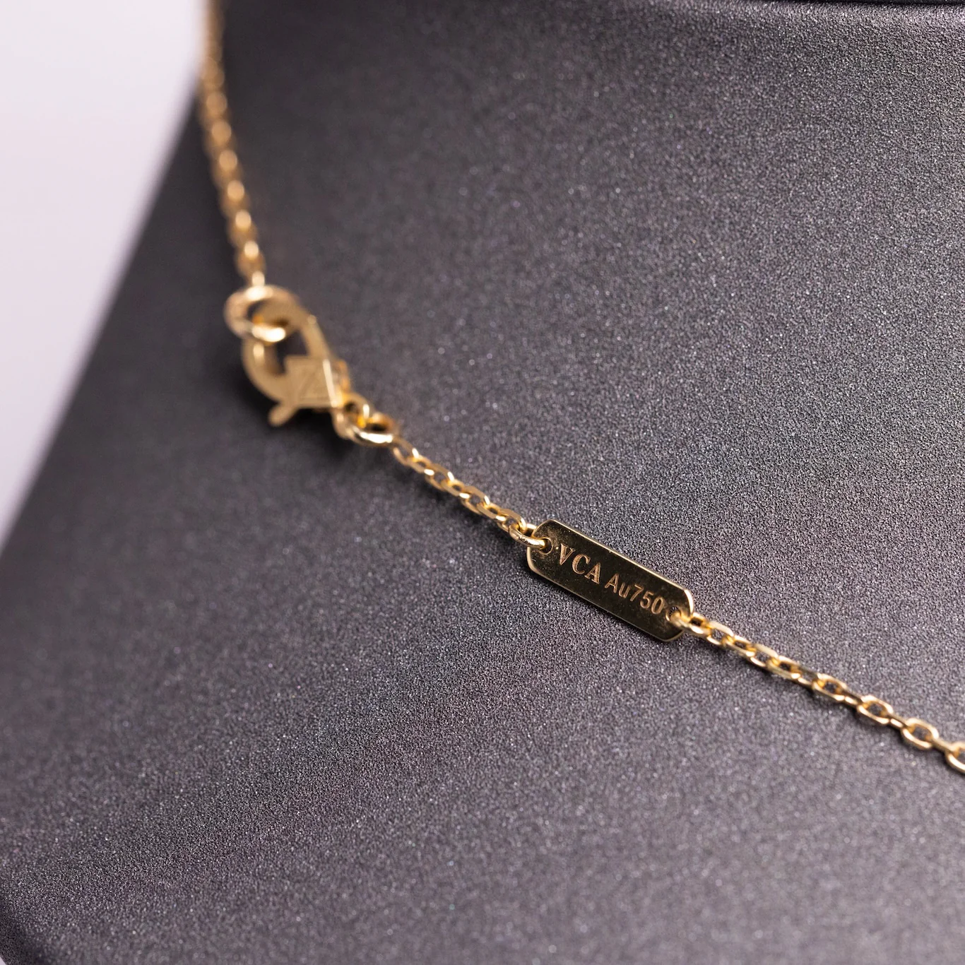 Van Cleef & Arpels Vintage Alhambra Pendant Onyx 18K Yellow Gold - Image 5