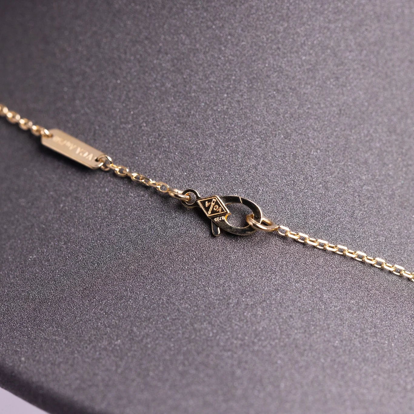 Van Cleef & Arpels Vintage Alhambra Pendant Tiger Eye 18K Yellow Gold - Image 5